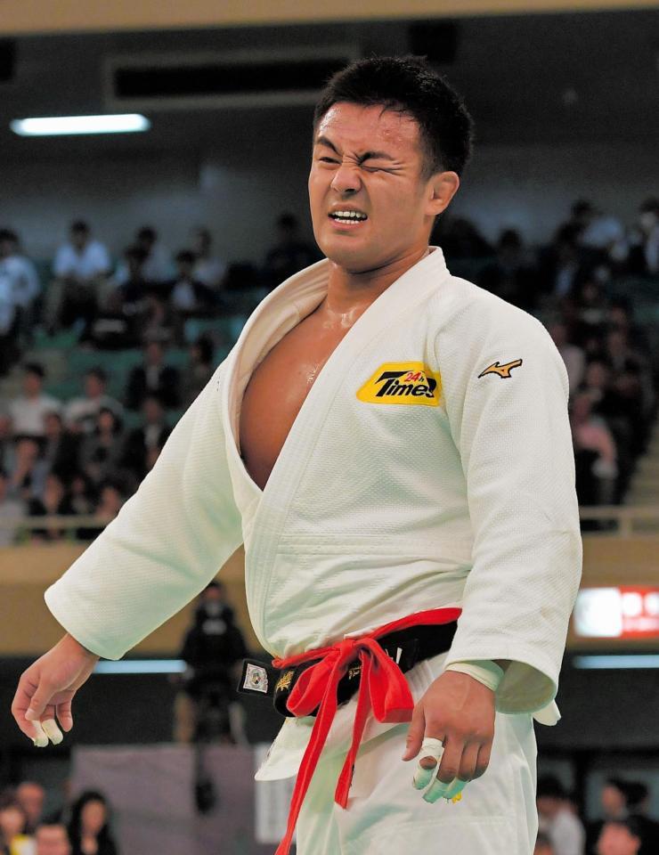 初戦で敗退し、悔しさをにじませる橋本壮市＝日本武道館（撮影・出月俊成）