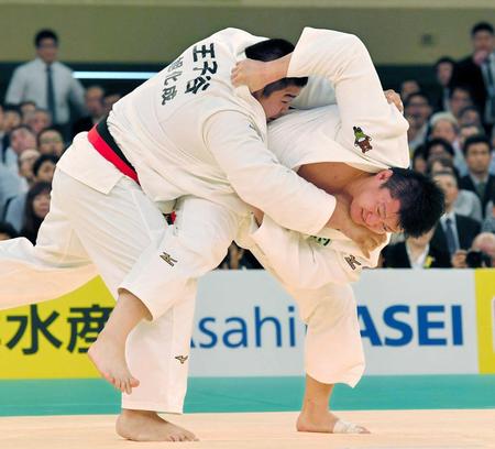 　決勝戦で激闘を繰り広げた原沢久喜（右）と王子谷剛志