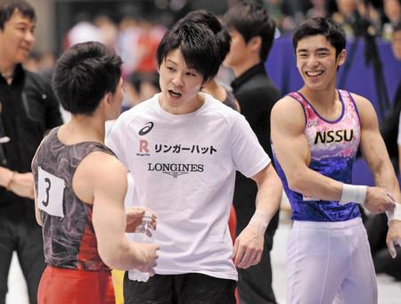 　初優勝の谷川翔（左端）を祝福する３位の内村航平（中央）。右は２位の白井健三