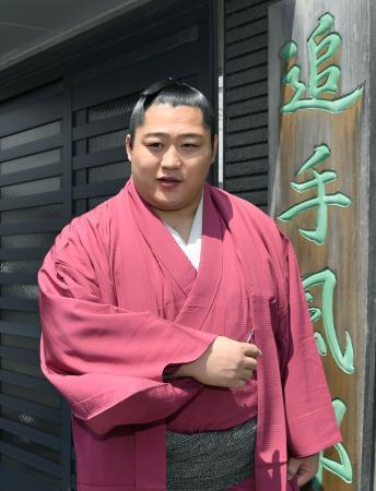 　追手風部屋の前で笑顔を見せる遠藤＝３０日、埼玉県草加市