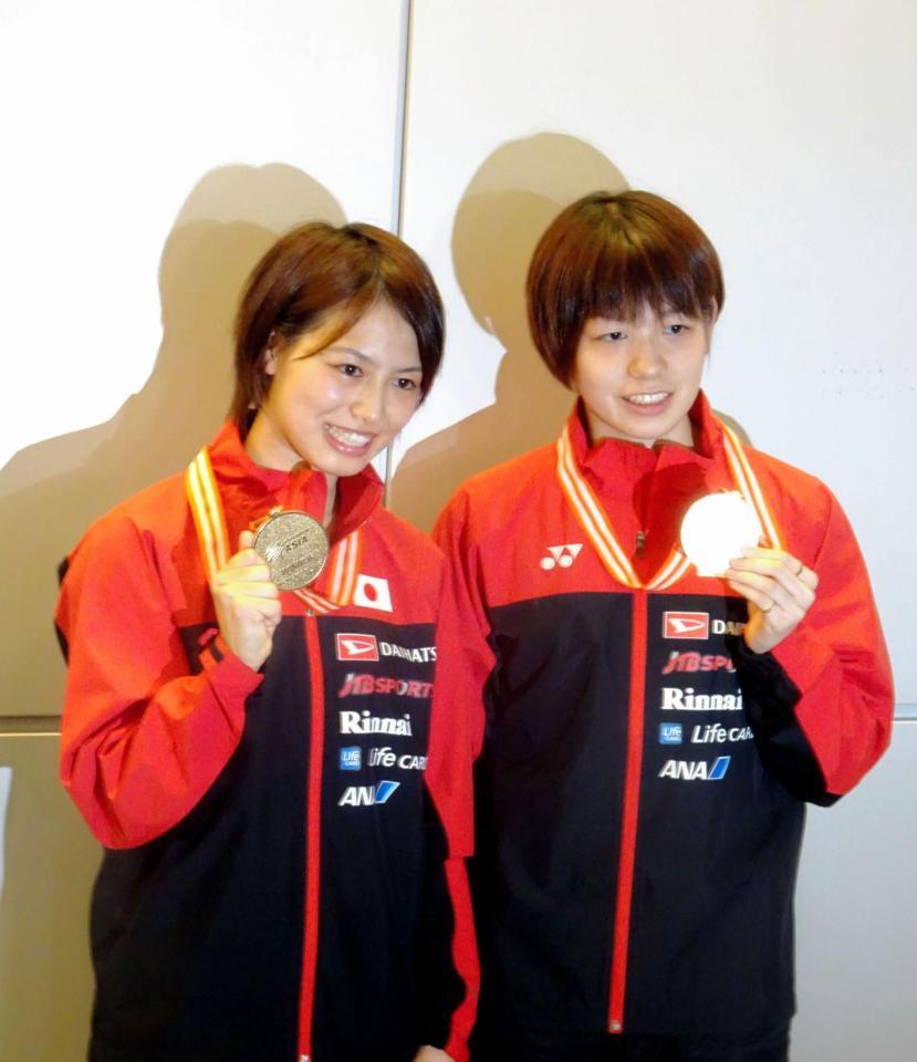 アジア選手権から帰国した福島由紀（左）と広田彩花ペア＝成田空港
