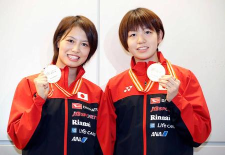 　アジア選手権で獲得した金メダルを手に帰国した福島由紀（左）と広田彩花ペア