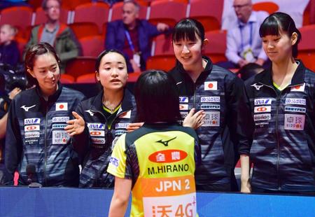 　オーストリアを下して８強入りを決め、平野美宇（手前）とタッチを交わす（左から）石川佳純、伊藤美誠、早田ひな、長崎美柚（共同）