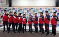 世界選手権男子代表の（左から）原沢、ウルフ、藤原、阿部、高藤、永山、橋本、長沢、小川、井上監督