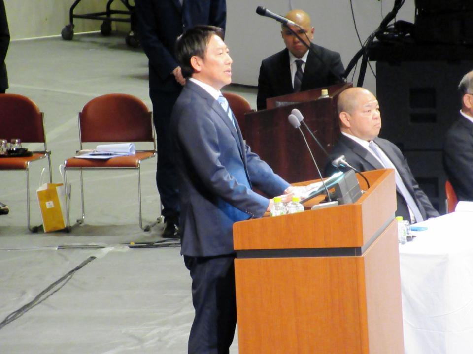 日本相撲協会の研修会の冒頭で挨拶するスポーツ庁・鈴木大地長官（左）。右は八角理事長