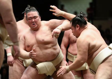 　稽古総見で汗を流す横綱稀勢の里（左）と横綱鶴竜＝両国国技館