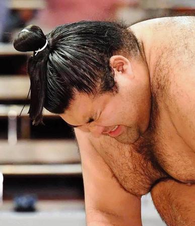 右肩を痛がる高安＝両国国技館（撮影・中田匡峻）