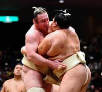 御嶽海（右）と稽古をする栃ノ心＝両国国技館（撮影・中田匡峻）