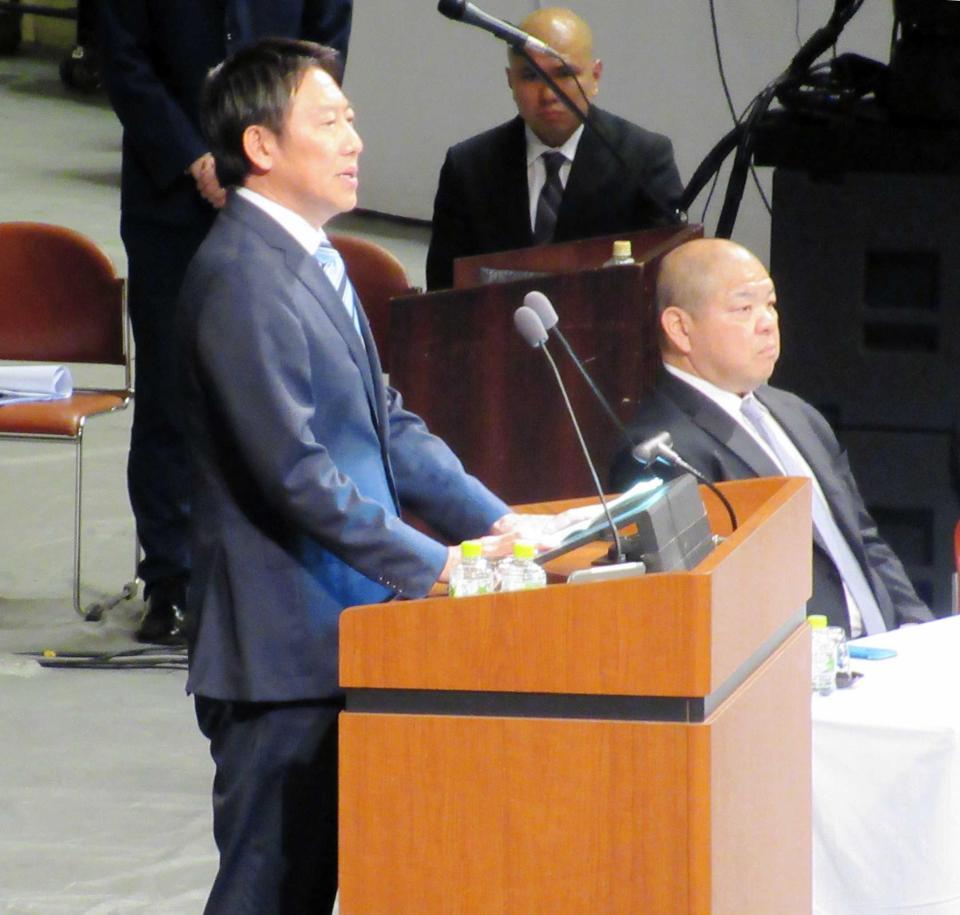 　日本相撲協会の研修会の冒頭であいさつするスポーツ庁・鈴木大地長官。右は八角理事長