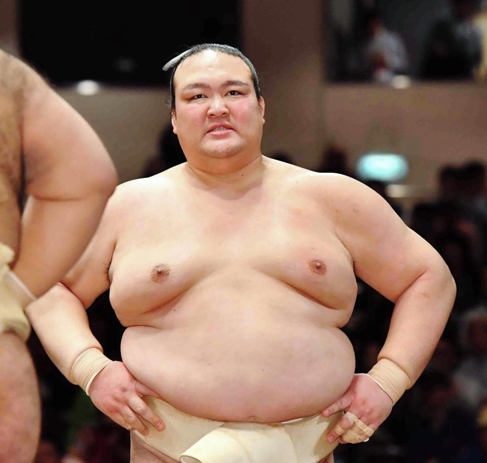 申し合い稽古中、厳しい表情を見せる稀勢の里＝両国国技館（撮影・中田匡峻）