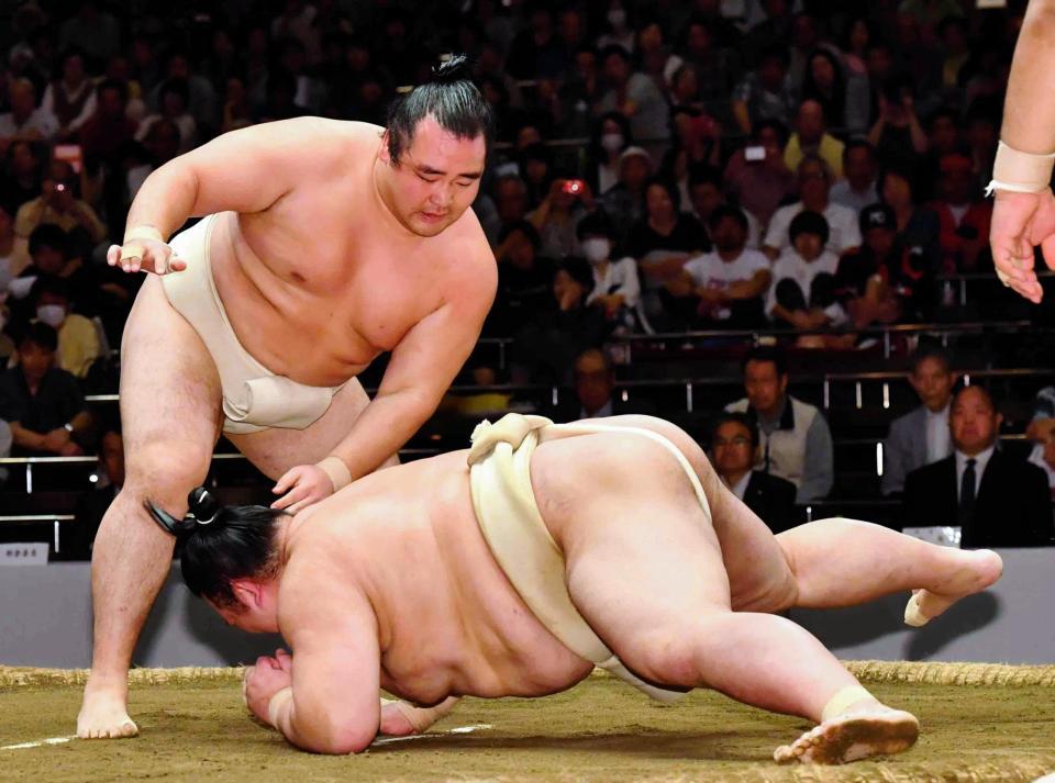 稀勢の里（右）と稽古をする鶴竜＝両国国技館（撮影・中田匡峻）