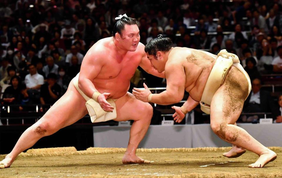 遠藤（右）に胸を出す白鵬＝両国国技館（撮影・中田匡峻）