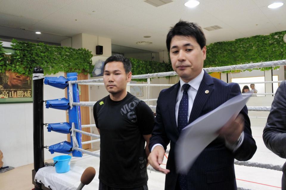 ＪＳＡＡへの調停申請について説明する岡筋弁護士（右）と高山勝成＝大阪天神ジム