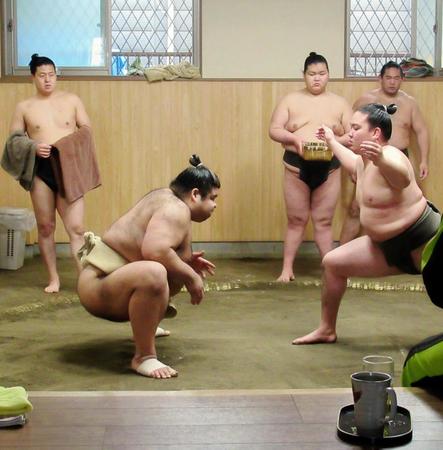 若い衆相手に立ち合い確認した高安（左）