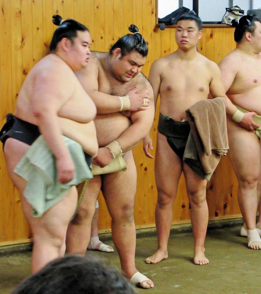 　７日、痛めた左上腕部を押さえ顔をしかめる高安（左から２人目）