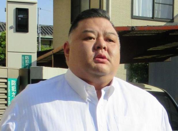 稀勢の里の休場に関し説明する田子ノ浦親方