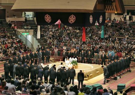 　大相撲夏場所の初日を翌日に控え、東京・両国国技館で行われた土俵祭り＝１２日