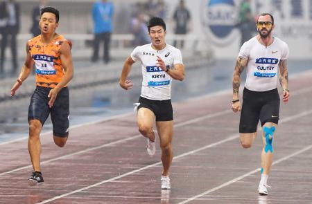 　男子１００メートル　１０秒２６で最下位の９位だった桐生祥秀（中央）＝上海（共同）