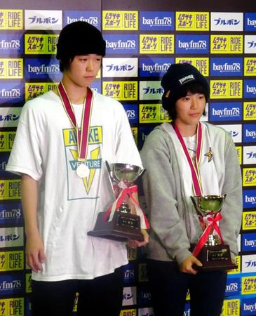 スケートボード日本選手権で優勝した池（左）と伊佐