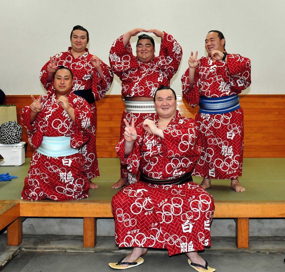 　東京五輪をモチーフにした浴衣で付け人たちと記念撮影する白鵬