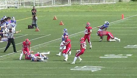 　６日の試合で、パスを投げ終えた関学大選手に背後からタックルする日大の選手（右端）（関学大提供）