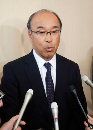 　報道陣の取材に応じる日本アメリカンフットボール協会の国吉誠会長＝１５日、東京都千代田区