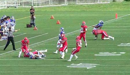 ６日に東京都内で行われた定期戦で、パスを投げ終えた関学大選手に背後からタックルする日大の選手（右端）（関学大提供・背番号をモザイク加工しています）