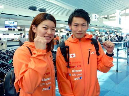 　バドミントンの男子トマス杯と女子ユーバー杯へ向け出発する女子主将の高橋礼華（左）と男子主将の嘉村健士＝１６日午前、羽田空港