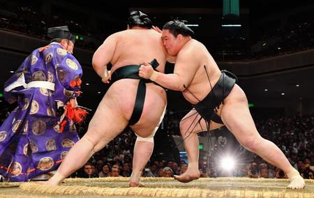 豊山（中央）を押し出しで破る豪栄道＝両国国技館（撮影・中田匡峻）