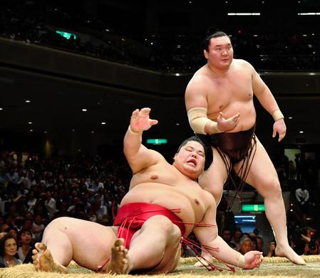 大栄翔（左）を上手投げで下す白鵬＝両国国技館（撮影・中田匡峻）