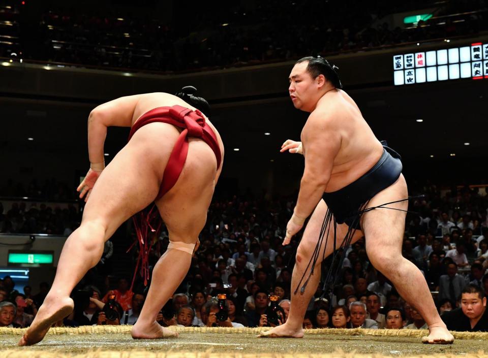 阿炎（左）を叩き込みで下す鶴竜＝両国国技館（撮影・中田匡峻）