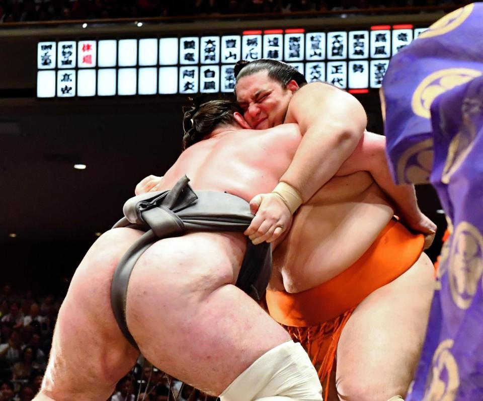 栃ノ心（左）に寄り切りで敗れる魁聖＝両国国技館（撮影・中田匡峻）