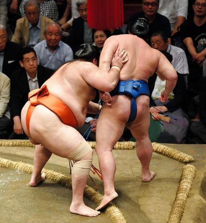 正代を寄り切りで破った魁聖＝両国国技館（撮影・出月俊成）