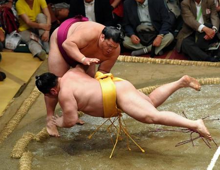 遠藤を上手出し投げで破った御嶽海＝両国国技館（撮影・出月俊成）