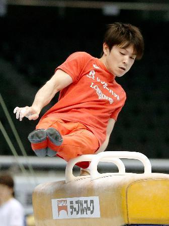 　あん馬の公式練習をする内村航平＝東京体育館