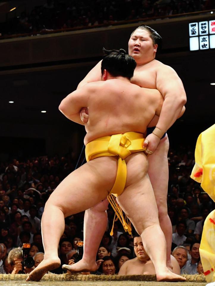 逸ノ城を逆転で寄り切った遠藤（手前）