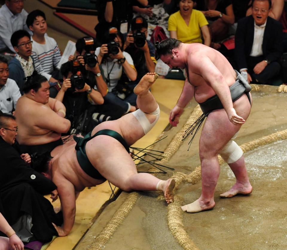 突き落としで豊山を破った栃ノ心（右）＝両国国技館（撮影・出月俊成）