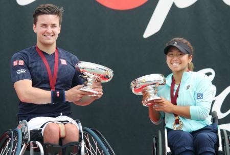 　飯塚国際車いすテニス大会の女子シングルスを制し皇后杯を獲得した上地結衣選手。左は男子シングルスで天皇杯を獲得した英国のゴードン・リード選手＝１９日、福岡県飯塚市