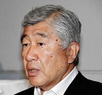 帰京し会見する日大アメフト部・内田正人監督＝羽田空港（撮影・棚橋慶太）