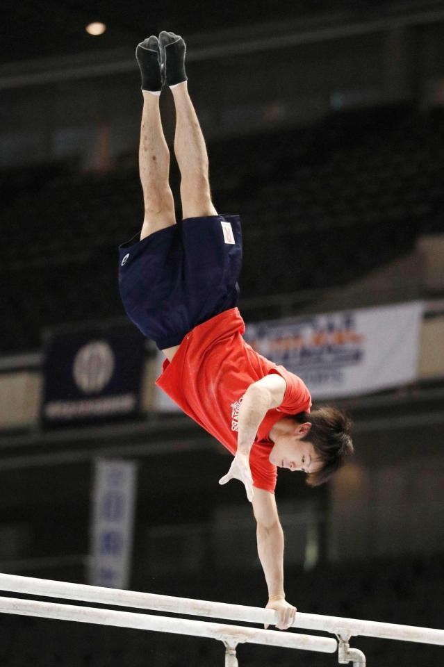 　平行棒の公式練習をする内村航平（共同）