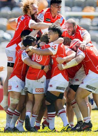 　ストーマーズに勝利し喜ぶサンウルブズの選手たち（ゲッティ＝共同）