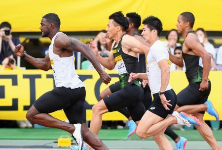 　男子１００メートル　力走する２位の山県亮太（左から２人目）、４位の桐生祥秀（右から２人目）ら。左端は１０秒０６で優勝したジャスティン・ガトリン＝ヤンマースタジアム長居