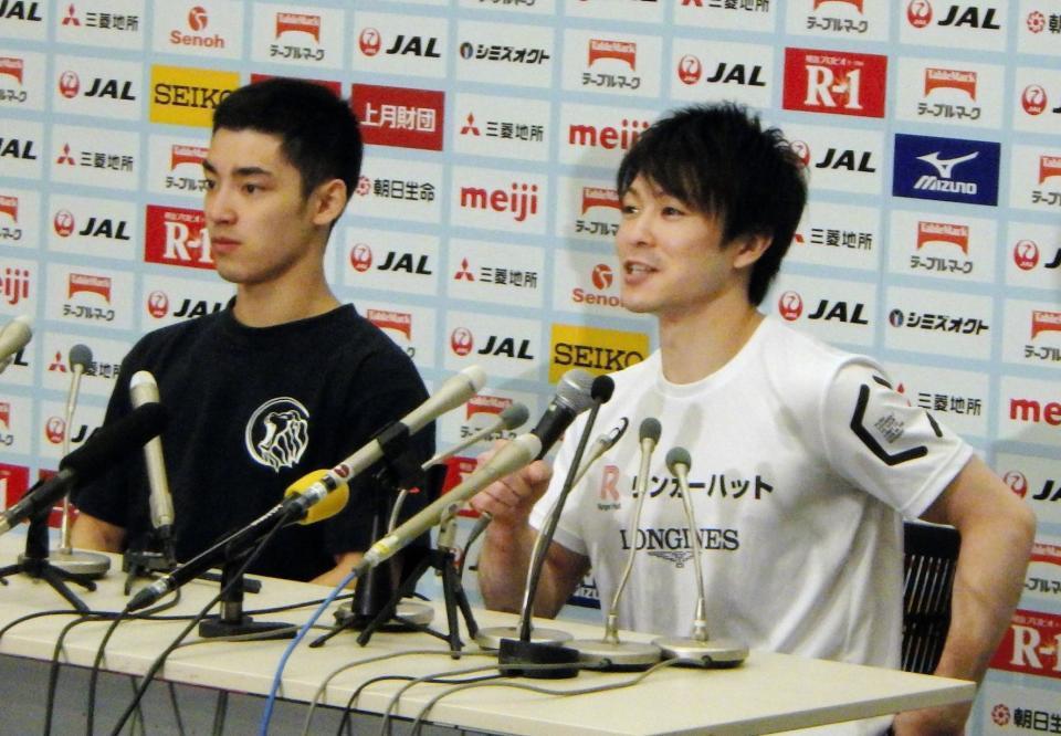 ＮＨＫ杯１０連覇を達成した内村航平（右）と、２位の白井健三（左）＝東京体育館