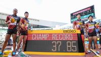 　男子４００メートルリレーを３７秒８５で制し、記念撮影に応じる（右から）山県、飯塚、桐生、ケンブリッジ（共同）