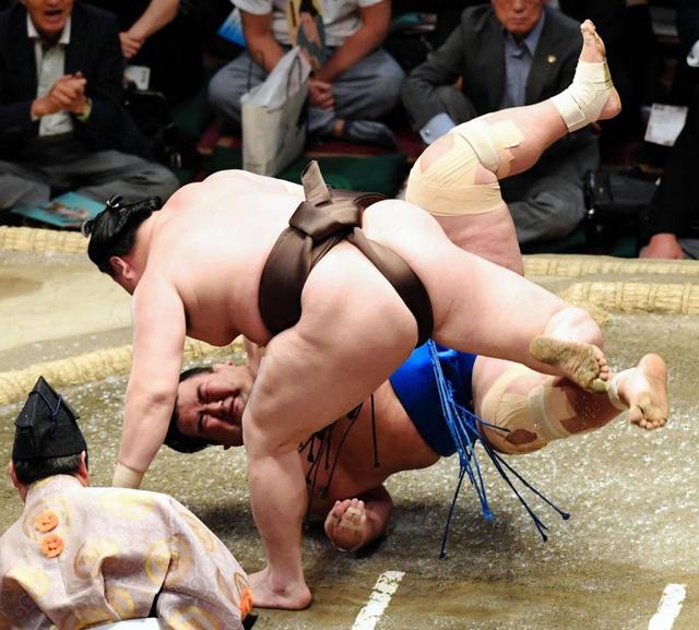 白鵬、1敗をキープ 琴奨菊を豪快な上手投げで下す
