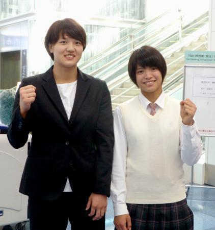 　柔道グランプリ大会への出発を前にポーズをとる新井千鶴（左）と阿部詩＝２２日、羽田空港
