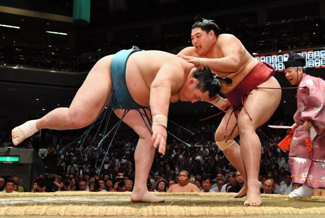 阿炎が玉鷲を下し５勝５敗に