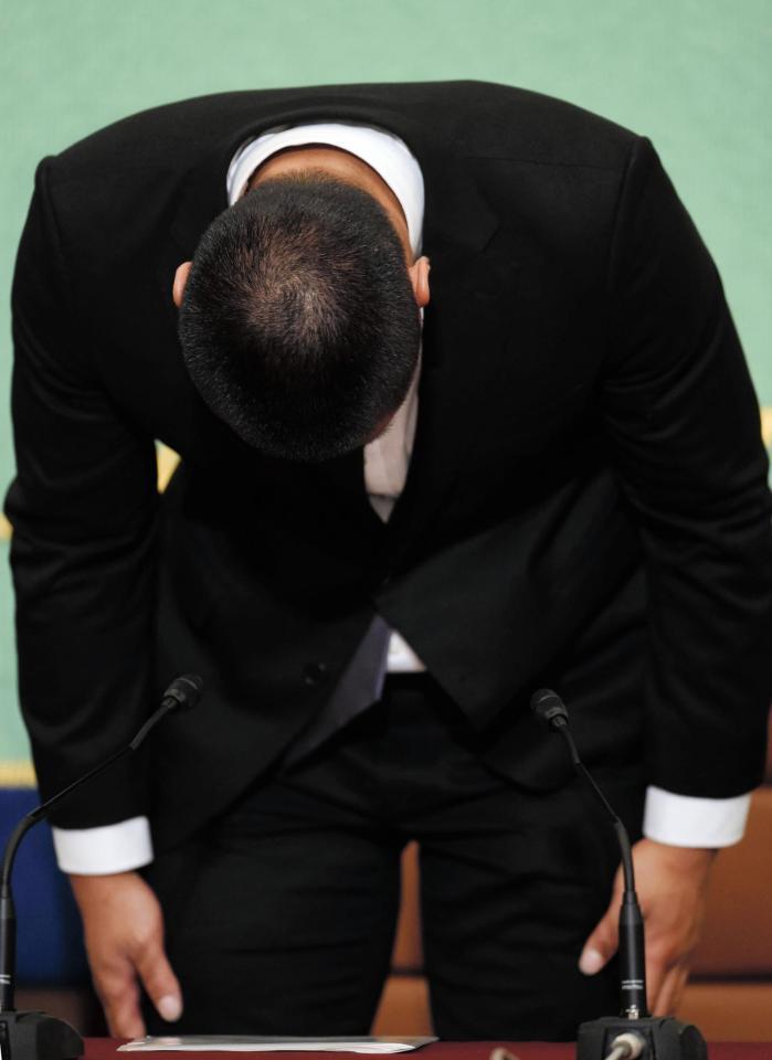　記者会見で謝罪し頭を下げる日大の宮川泰介選手＝東京・日本記者クラブ
