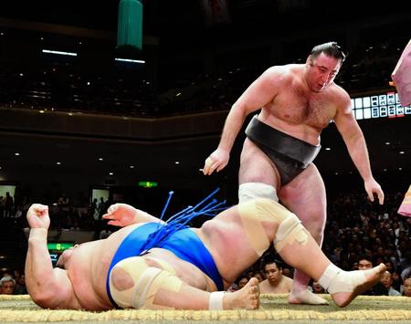 琴奨菊（左）を上手投げで下す栃ノ心＝両国国技館（撮影・中田匡峻）