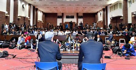 多くの報道陣の前で会見を行う内田前監督（手前左）と井上コーチ（手前右）＝東京都千代田区の日本大学（撮影・中田匡峻）